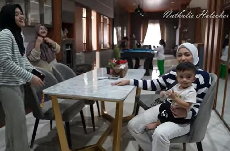 Potret Nathalie Holscher Pulang ke Rumah Sule. (YouTube/Nathalie Holscher)