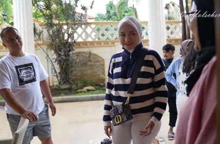 Potret Nathalie Holscher Pulang ke Rumah Sule. (YouTube/Nathalie Holscher)