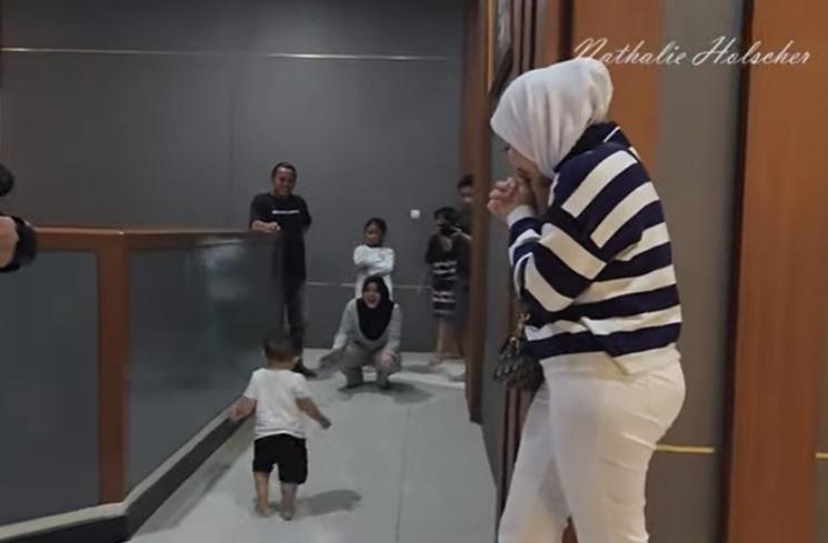 Potret Nathalie Holscher Pulang ke Rumah Sule. (YouTube/Nathalie Holscher)