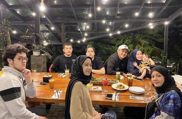 Potret Lyra Virna Momong 6 Anak. (Instagram/lyravirna)