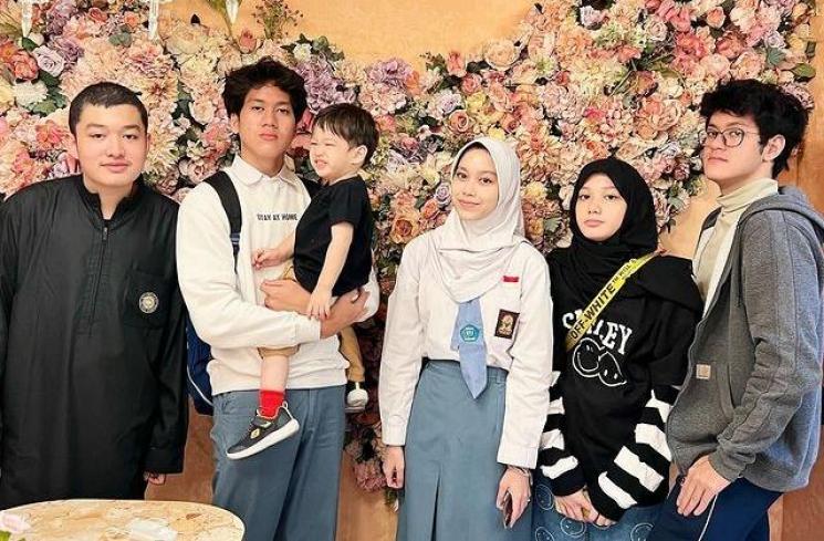 Potret Lyra Virna Momong 6 Anak. (Instagram/lyravirna)