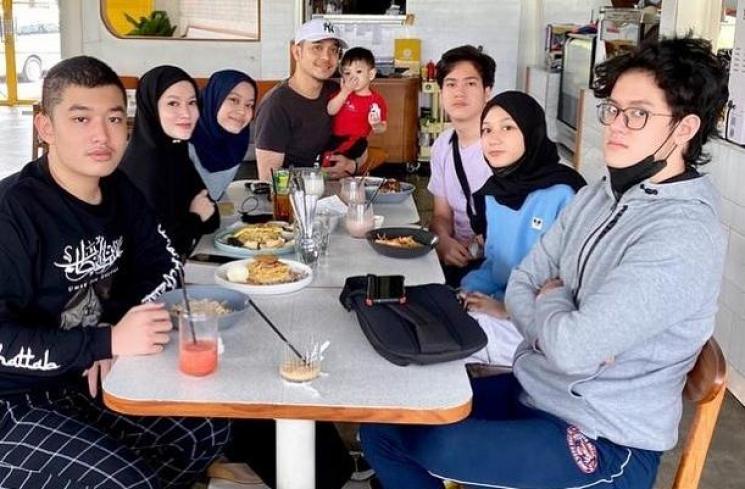 Potret Lyra Virna Momong 6 Anak. (Instagram/lyravirna)