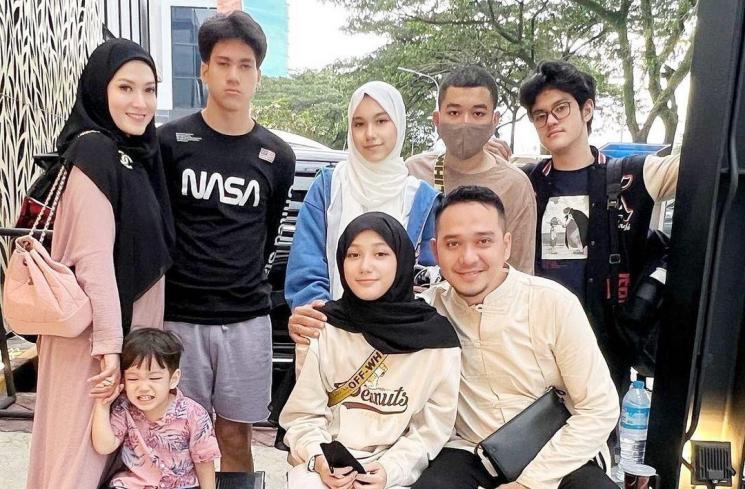 Potret Lyra Virna Momong 6 Anak. (Instagram/lyravirna)