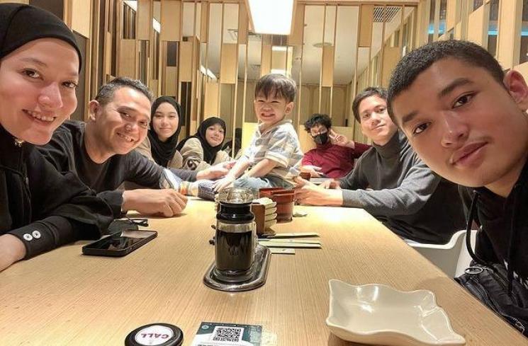 Potret Lyra Virna Momong 6 Anak. (Instagram/lyravirna)