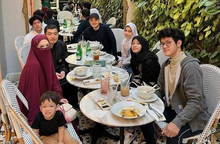 Potret Lyra Virna Momong 6 Anak. (Instagram/lyravirna)