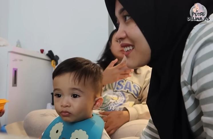 Momen Putri Delina Kembali Momong Adzam (YouTube Putri Delina AS)