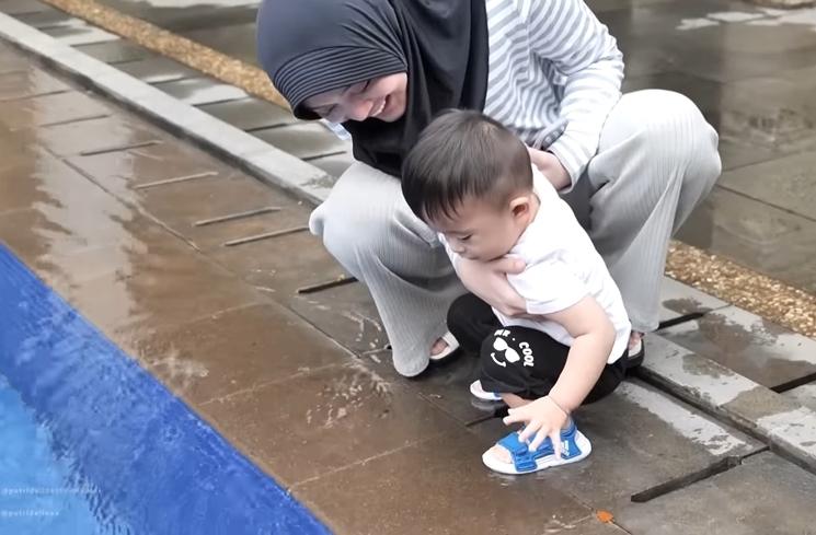 Momen Putri Delina Kembali Momong Adzam (YouTube Putri Delina AS)