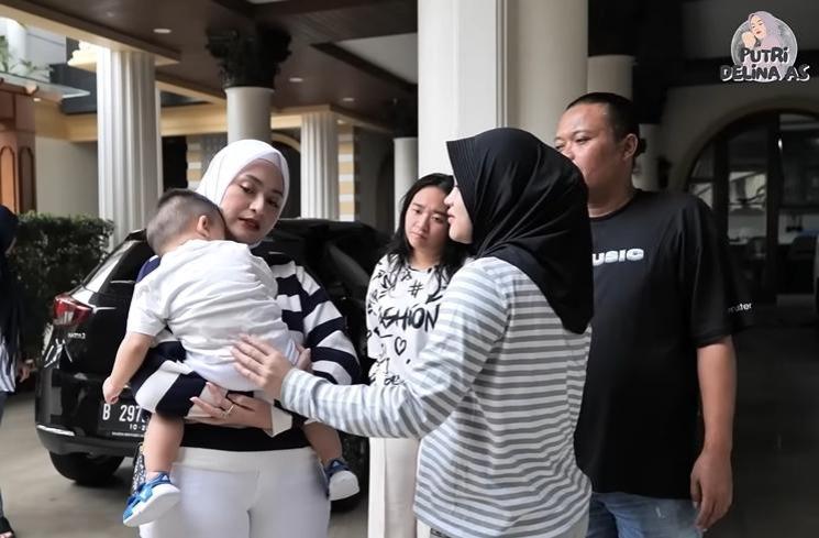 Momen Putri Delina Kembali Momong Adzam (YouTube Putri Delina AS)