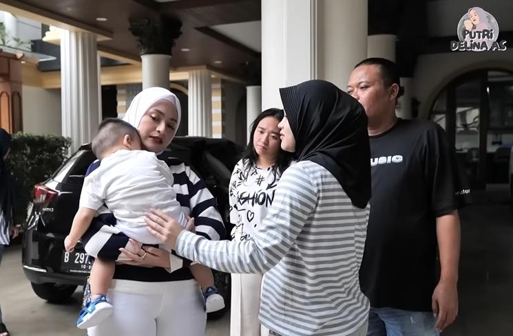 Momen Putri Delina Kembali Momong Adzam (YouTube Putri Delina AS)