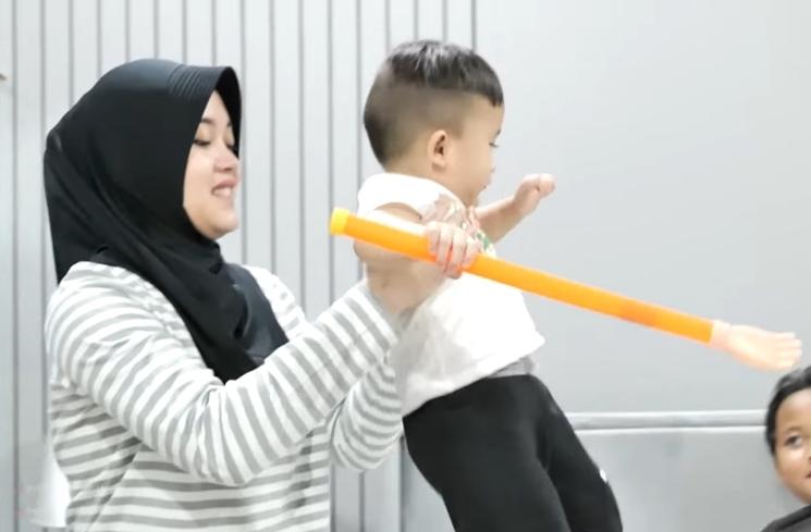 Momen Putri Delina Kembali Momong Adzam (YouTube Putri Delina AS)