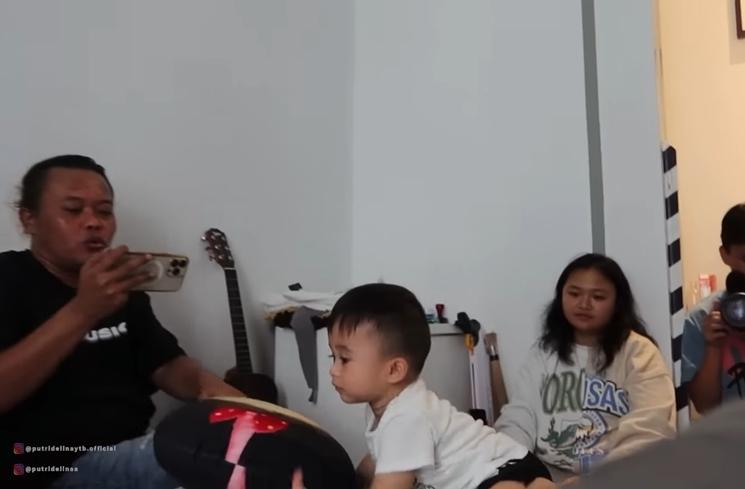 Momen Putri Delina Kembali Momong Adzam (YouTube Putri Delina AS)