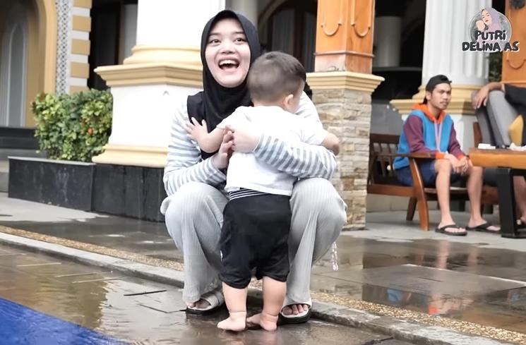 Momen Putri Delina Kembali Momong Adzam (YouTube Putri Delina AS)