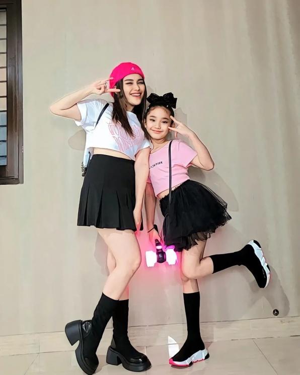 Ayu Ting Ting dan Bilqis Nonton Konser BLACKPINK. (Instagram/ayutingting92)