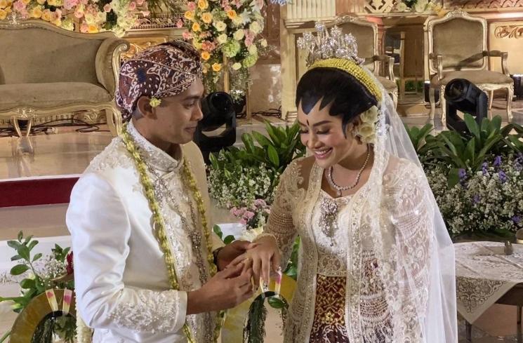 Prosesi akad nikah Shinta Bachir dan Indra Kristianto di Gedung Pewayangan Kautaman, Jakarta, Minggu (12/3/2023). (MataMata.com/Adiyoga Priyambodo)