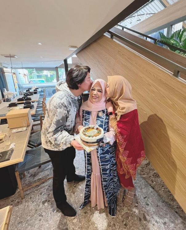 Momen Akrab Roger Danuarta dan Mertua(Instagram/@cutsuharnita) 