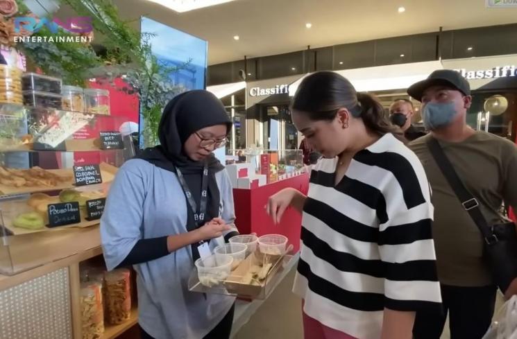 Potret Nagita Slavina borong jajanan. (YouTube/RANS Entertainment)