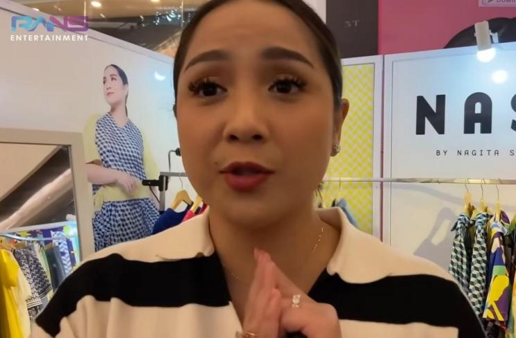 Potret Nagita Slavina borong jajanan. (YouTube/RANS Entertainment)