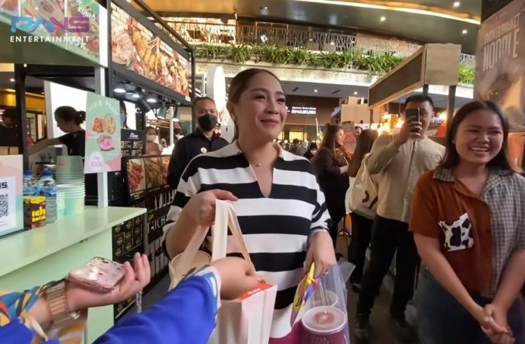 Potret Nagita Slavina borong jajanan. (YouTube/RANS Entertainment)
