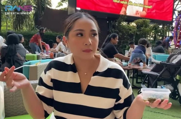 Potret Nagita Slavina borong jajanan. (YouTube/RANS Entertainment)
