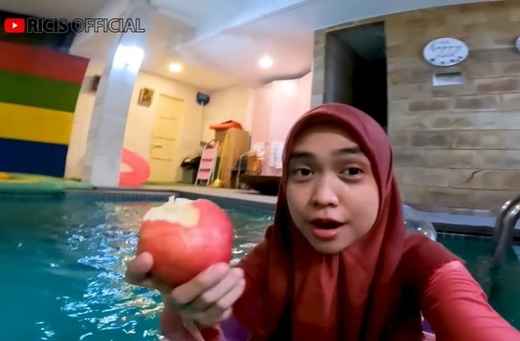 Momen Ria Ricis sahur dalam air (YouTube/Ricis Official)