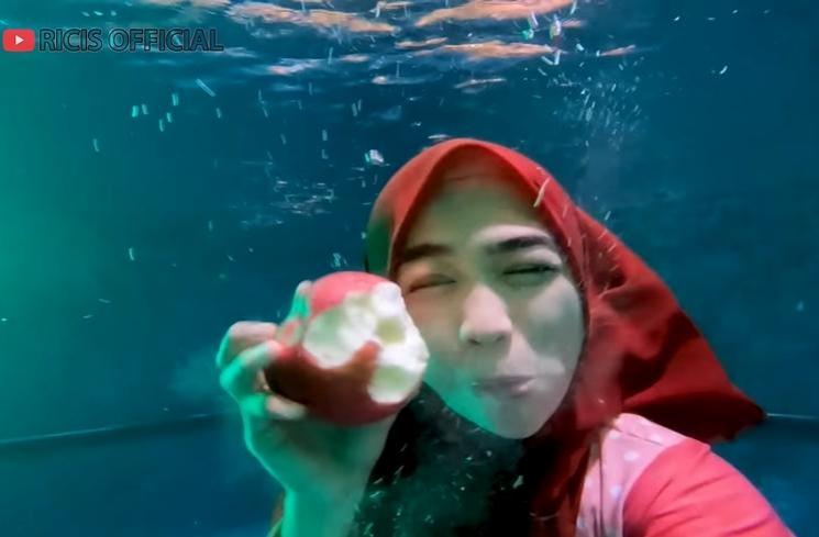 Momen Ria Ricis sahur dalam air (YouTube/Ricis Official)