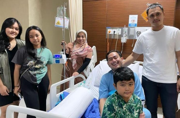 Muzdalifah jenguk Nassar di rumah sakit. (Instagram/muzdalifah999)