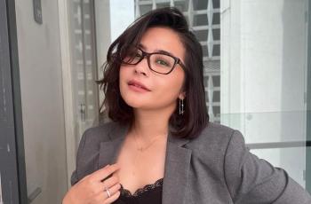 Pakai Kaus Oblong dan Nyeker saat Punguti Sampah di Pantai Lombok, Aksi Prilly Latuconsina Auto Bikin Salut!