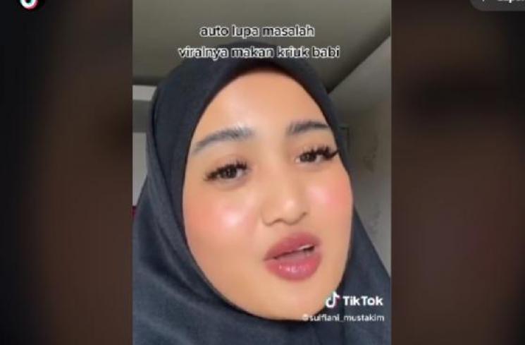 Lina Mukherjee tampil beda dengan berhijab. (TikTok/@sulfiani_mustakim)