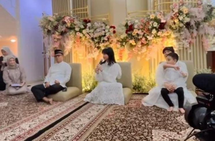 Momen Syukuran Rumah Baru Fuji (Instagram/dewizuhriati) 