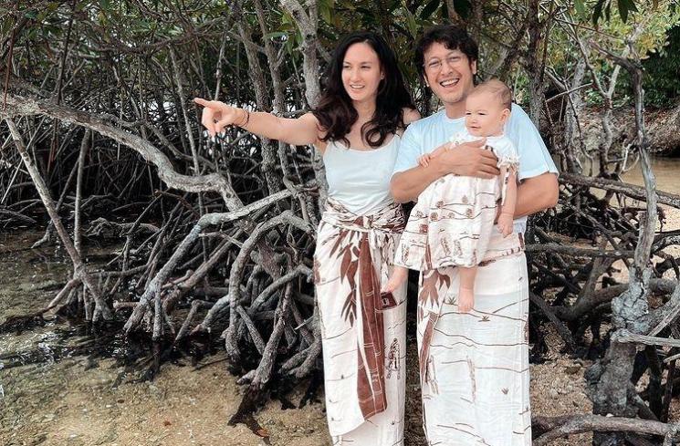 Artis Beda Agama Temani Pasangan Puasa Ramadan. (Instagram/nadinelist)