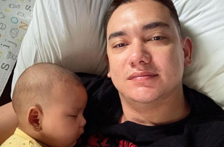 Adipati Dolken Kelonan dengan Baby Nae. (Instagram/adipati)