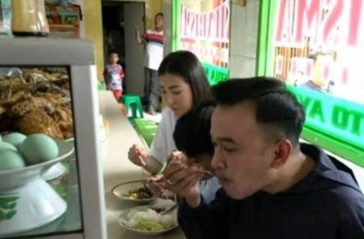 Potret Artis Makan di Warteg. (Youtube/Trans TV Official)