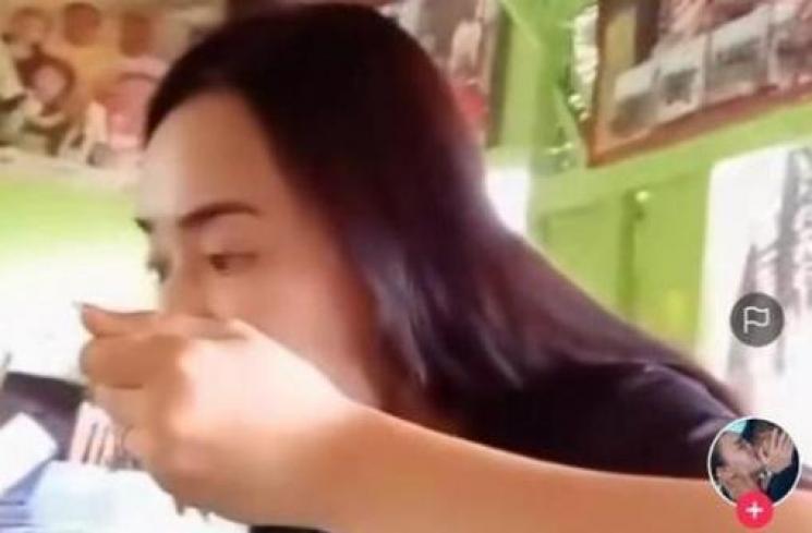 Potret Artis Makan di Warteg. (TikTok/vania_nicka)