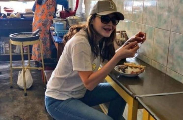Potret Artis Makan di Warteg. (Instagram/tamarableszynskiofficial)