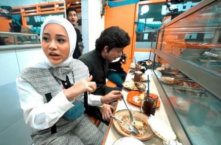 Potret Artis Makan di Warteg. (Youtube/AH)