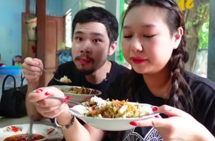 Potret Artis Makan di Warteg. (Youtube/Jess No Limit)