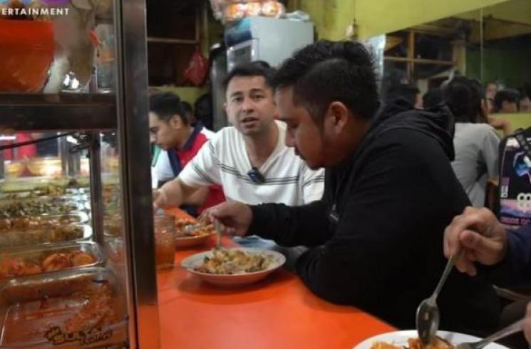 Potret Artis Makan di Warteg. (Youtube/Rans Entertainment)