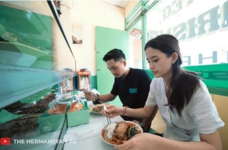 Potret Artis Makan di Warteg. (YouTube/ The Hermansyah A6)