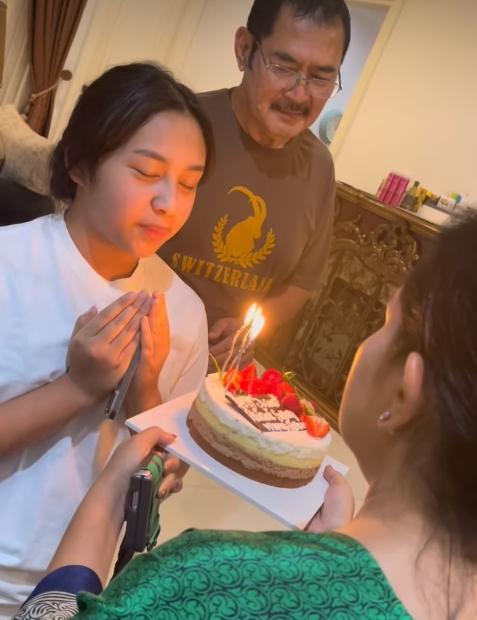 Potret Ulang Tahun ke-17 Khirani Anak Mayangsari. (Instagram/mayangsari_official) 