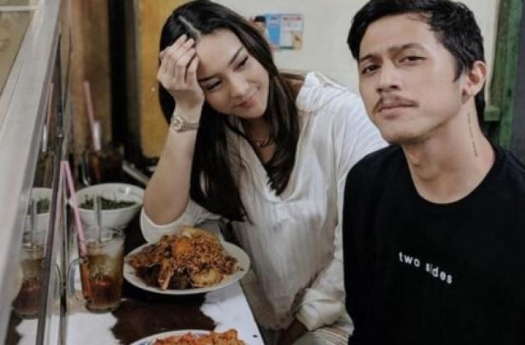 Potret Artis Makan di Warteg. (Instagram/anyageraldine)
