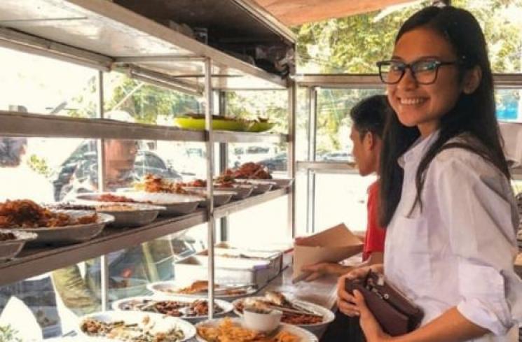 Potret Artis Makan di Warteg. (Instagram/indahpermatas)