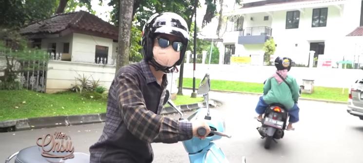 Potret Betrand Peto Borong Takjil(YouTube/The Onsu Family) 