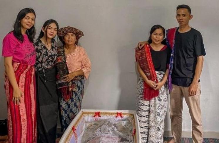Artis Kehilangan Ortu di Tahun 2023. (Instagram/novia_tumeang)