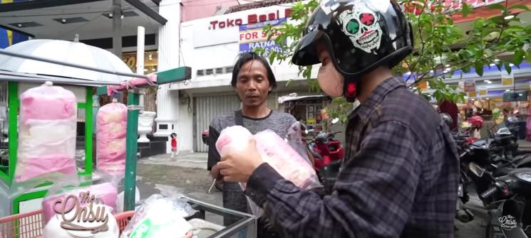 Potret Betrand Peto Borong Takjil(YouTube/The Onsu Family) 