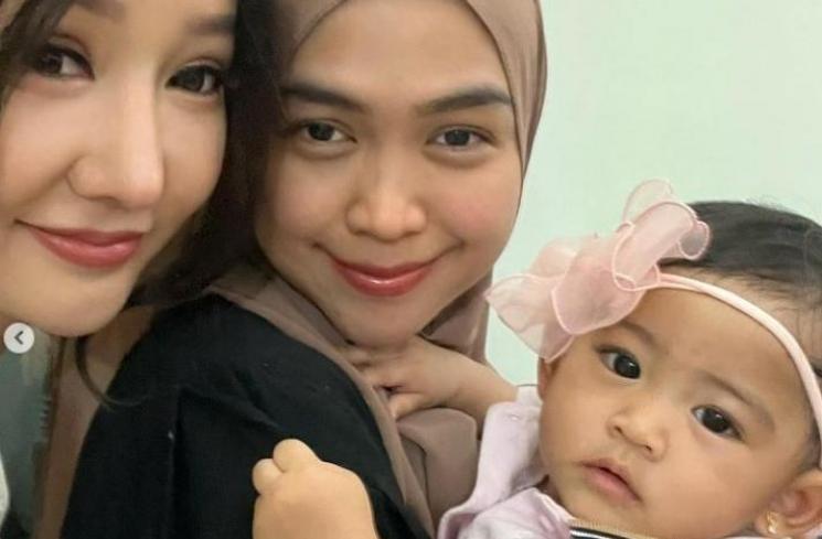 Gaya Lucinta Luna di syukuran rumah baru Fuji. (Instagram/@lucintaluna_manjalita)