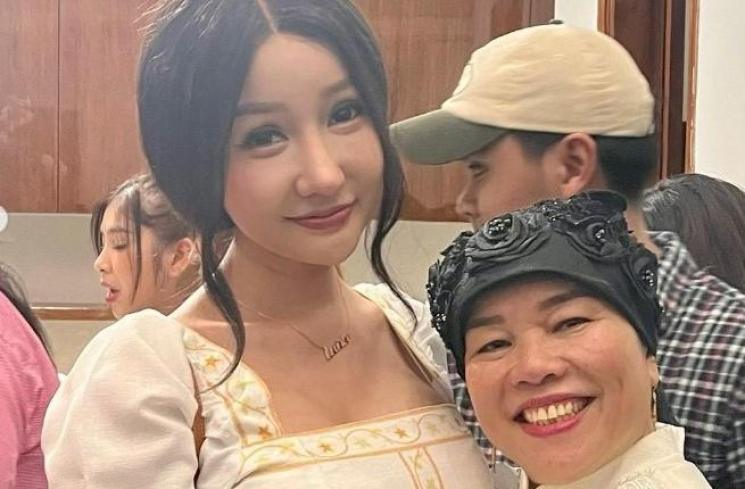 Gaya Lucinta Luna di syukuran rumah baru Fuji. (Instagram/@lucintaluna_manjalita)