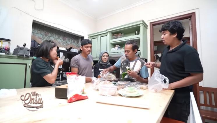 Potret Betrand Peto Borong Takjil(YouTube/The Onsu Family) 