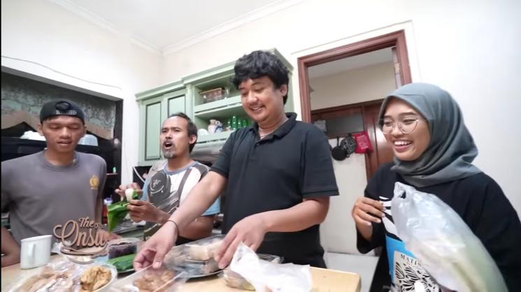 Potret Betrand Peto Borong Takjil(YouTube/The Onsu Family) 