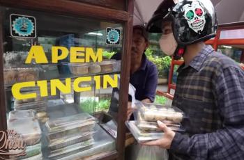 9 Potret Betrand Peto Borong Takjil di Pasar, Berbagi Dengan Karyawan
