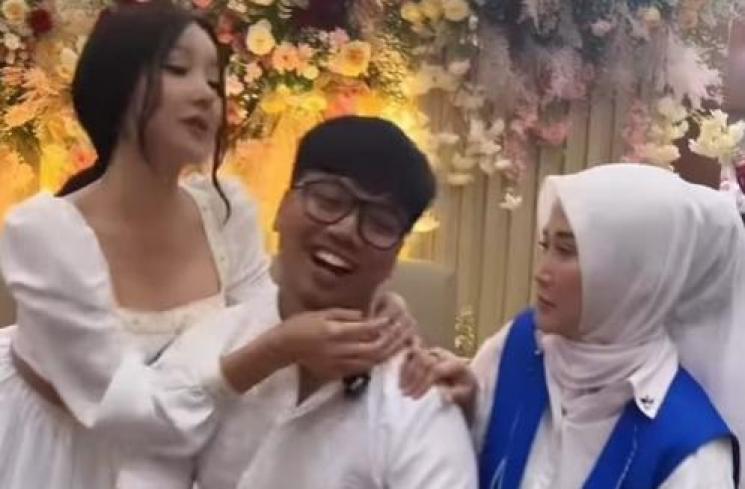 Gaya Lucinta Luna di syukuran rumah baru Fuji. (Instagram/@lucintaluna_manjalita)